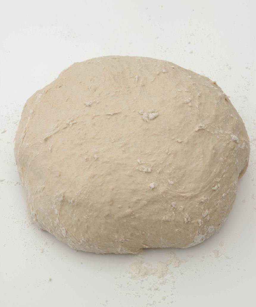 1. Smula ner jästen i en bunke. Tillsätt mjölk och vatten. Blanda tills jästen lösts upp. Tillsätt salt, sirap och havregryn. Rör om och låt blandningen stå i några minuter. Tillsätt rågsikten, lite i taget. Blanda ihop allt till en smidig deg och knåda den kraftigt i några minuter så att glutentrådarna blir starka. Låt degen jäsa under bakduk i ca 1 tim.