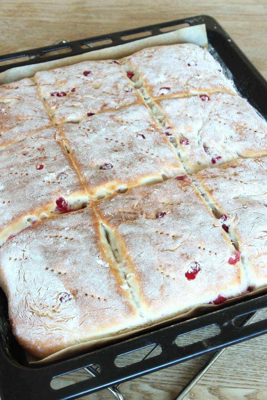 4. Grädda brödet mitt i ugnen i 20–25 min. Låt det svalna på plåten.
