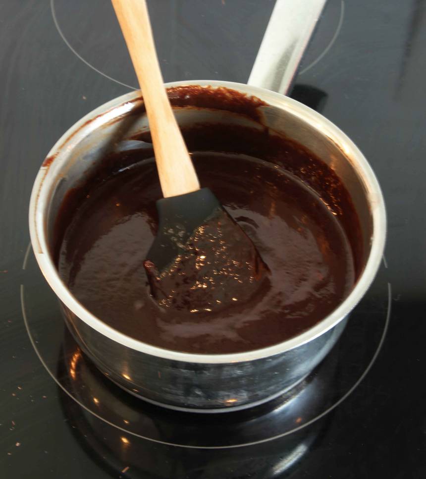 4. Stäng av värmen och låt chokladen och smöret smälta i eftervärmen. Rör om. Häll tryffeln i en skål och låt den stå i kylen i någon timme och tjockna, men inte stelna. Rör om då och då.
