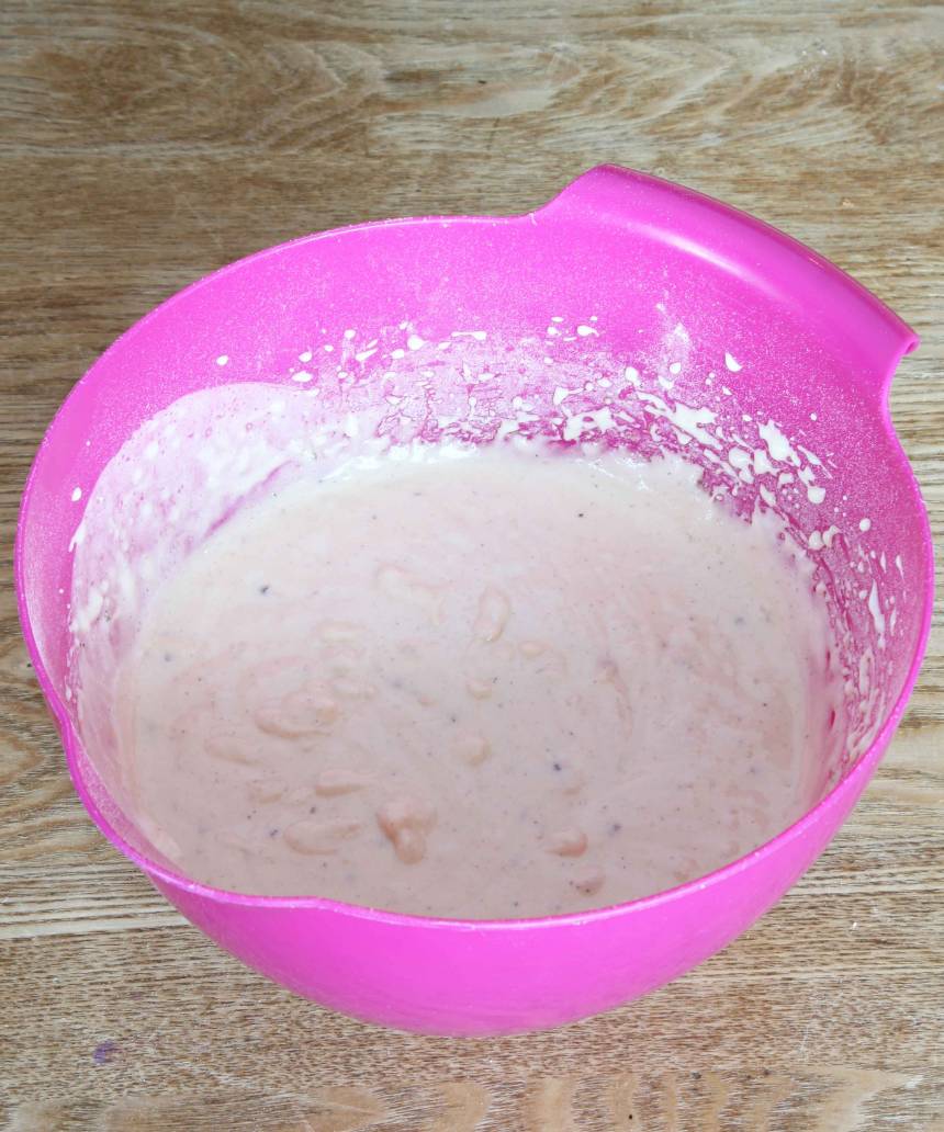 1. Sätt ugnen på 175 grader. Vispa ägg och socker pösigt i en bunke. Tillsätt bakpulver, kardemumma, smör och filmjölk. Blanda bikarbonat och mjöl och rör ihop allt till en slät smet.