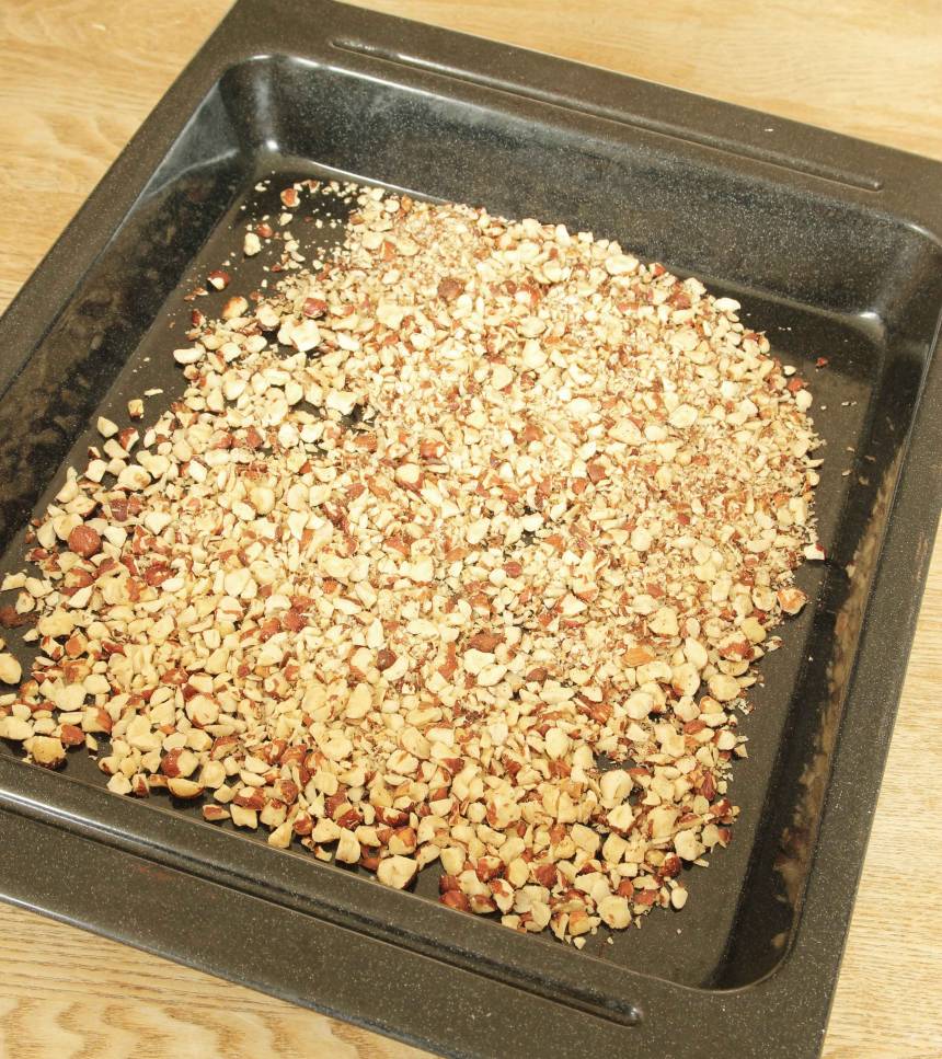 1. Sätt ugnen på 180 grader. Hacka nötterna och lägg dem på en ugnsplåt. Rosta dem mitt i ugnen i 7–10 min. Låt dem kallna på plåten.