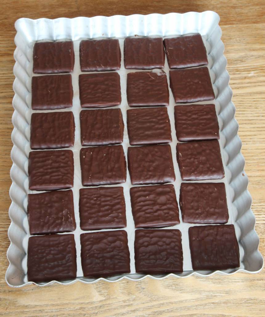 1. Testa att lägga ut ca 20 After Eight-plattor i en form så att de får plats. Formen på bilden är ca 18 x 25 cm.