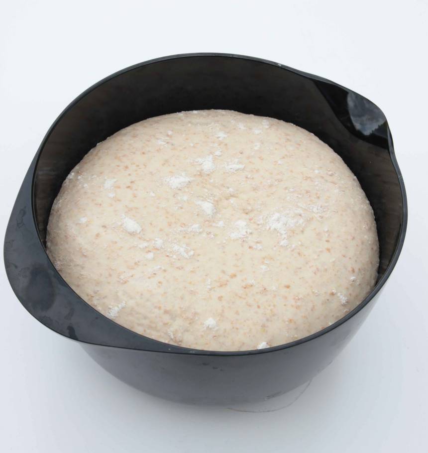 1. På kvällen: Smula jästen i en bunke. Tillsätt vattnet och lös upp jästen i det. Tillsätt honungen och saltet blandat med rågmjölet och rågsikten, lite i taget. Knåda den något kladdiga degen i några minuter. Låt den jäsa under bakduk i 35–45 min.