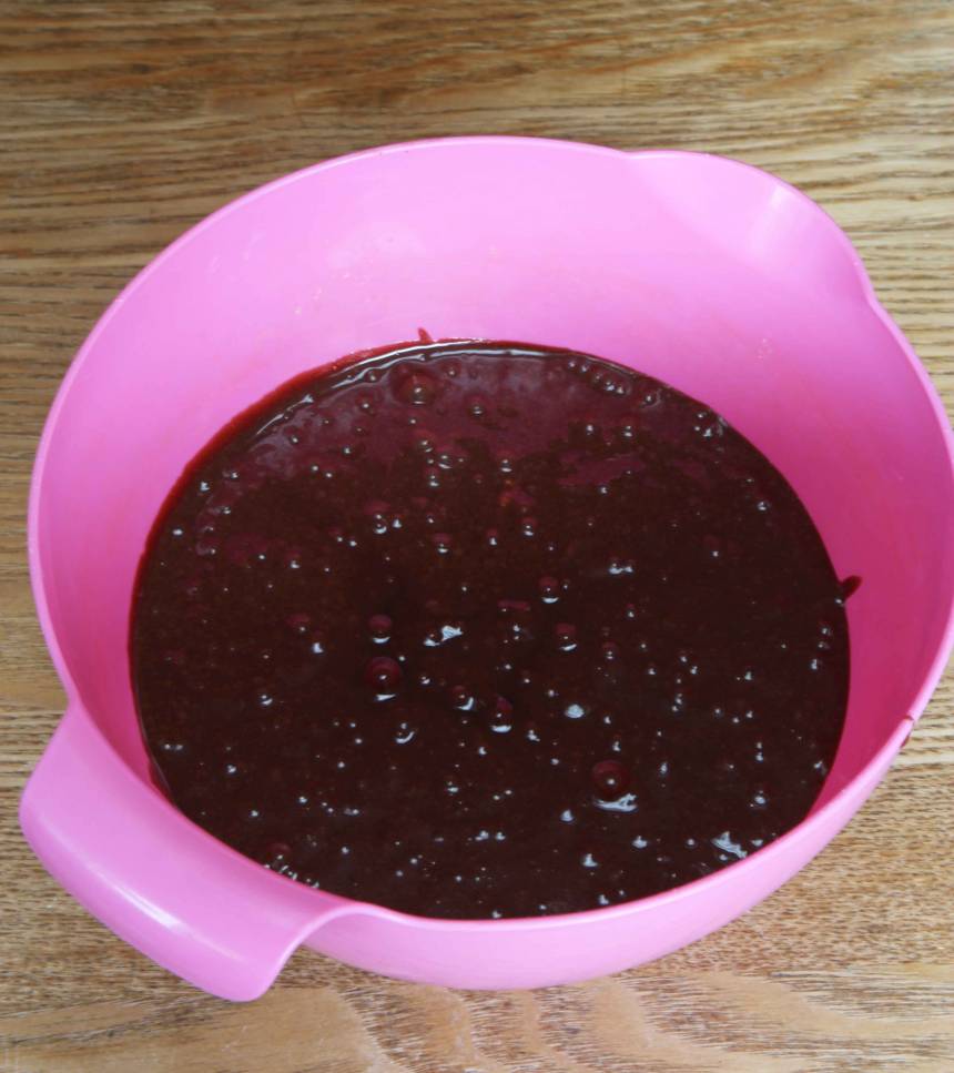 2. Sätt ugnen på 180 grader. Vispa ägg och socker pösigt i en bunke. Blanda ihop mjöl, kakao, vaniljsocker och salt och rör ner det och smöret i äggsmeten.