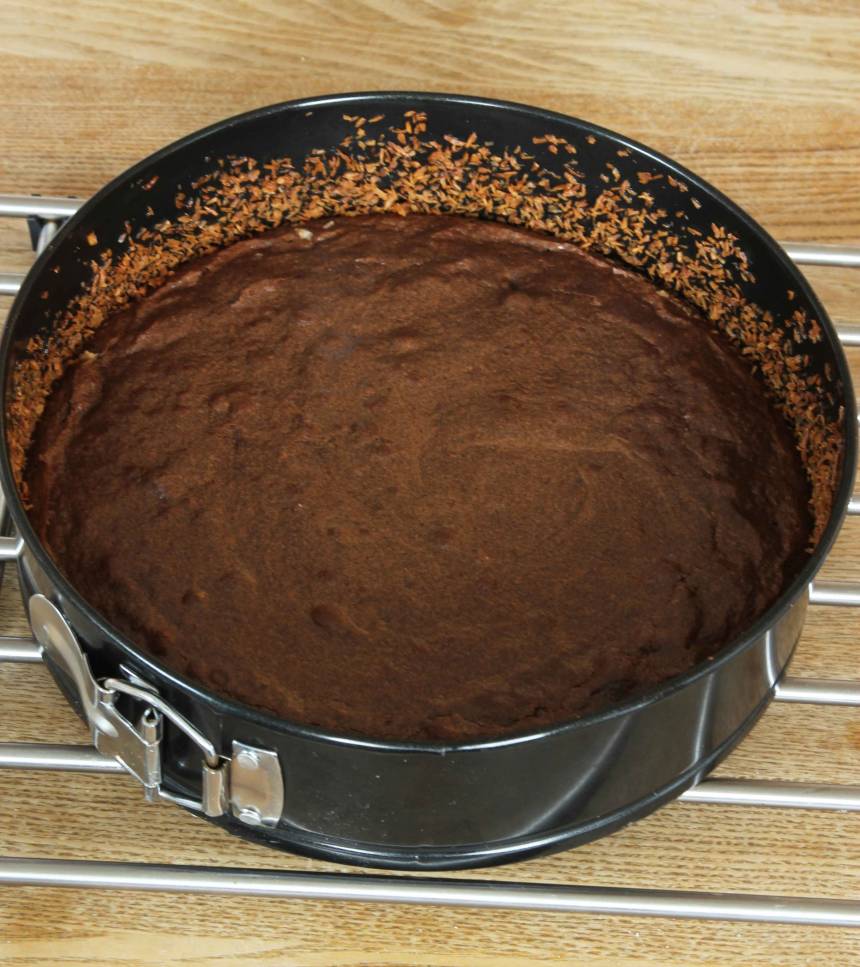 3. Grädda kakan mitt i ugnen i ca 20 min. Anpassa gräddningstiden efter hur kladdig du vill ha kakan.
Låt kakan kallna i formen.