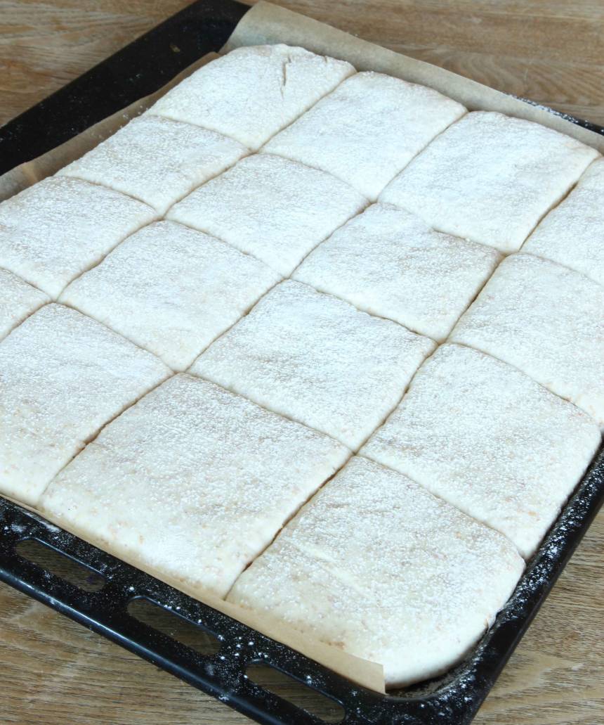3. På morgonen: Ta ut plåten ur kylskåpet och ställ den i rumstemperatur i ca 20 min. Sätt ugnen på 230 grader.