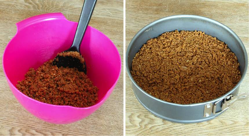1. Sätt ugnen på 200 grader. Krossa pepparkakorna till smulor och blanda dem med smöret. Tryck ut smuldegen i en form med löstagbar kant, ca 24 cm i diameter.