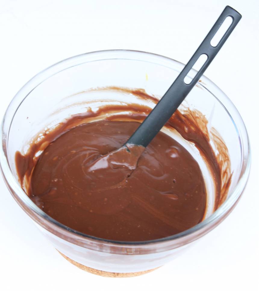 1. Smält chokladen och smöret i en skål över vattenbad. Tillsätt den kondenserade mjölken och rör om. Låt svalna något.