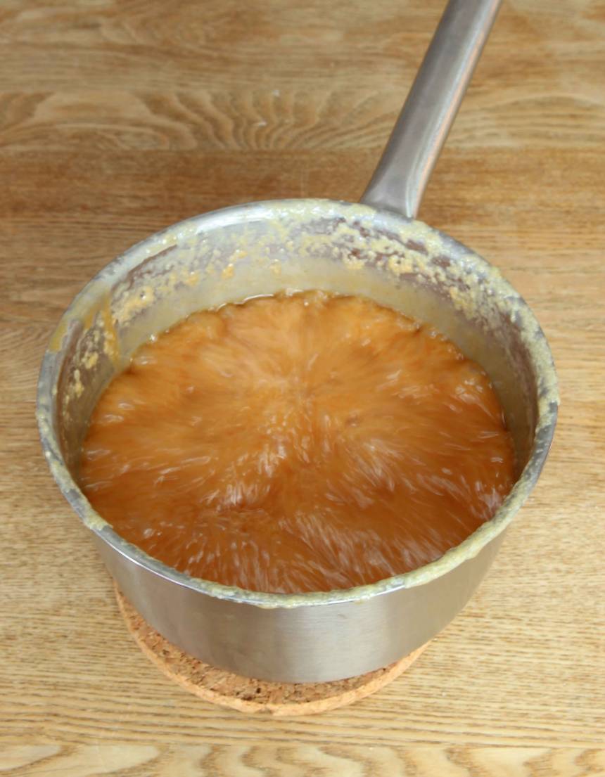 1. Koka upp alla ingredienserna tillsammans i en kastrull. Rör om då och då och koka upp till 140 grader om du vill ha en hård och knäckig Daim. (130–137 grader ger en segare kola). Var försiktig på slutet så du inte bränner kolan.