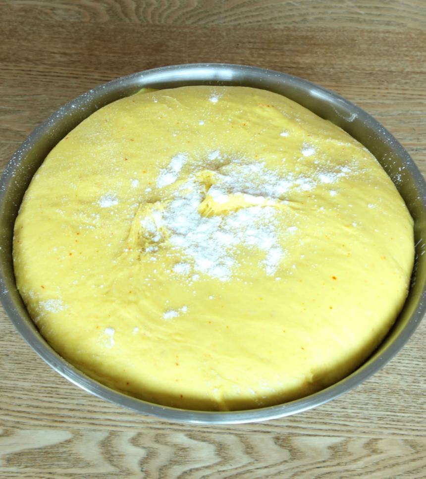 1. Stöt saffranet i en mortel tillsammans med sockret. Blanda saffranet och mjölken i en bunke. Smula ner jästen och rör om tills den lösts upp. Tillsätt salt, socker, ägg, smör och mjöl, lite i taget. Knåda degen kraftigt i några minuter. Låt degen jäsa under bakduk i 50–60 min.