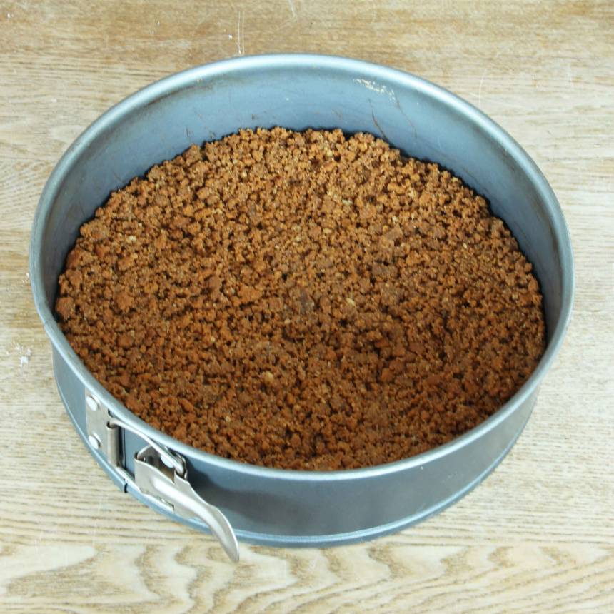 2. Grädda bottnen mitt i ugnen i 7–9 min. Låt den kallna helt. (Gräddningen i ugnen kan uteslutas, men gör bottnen lite frasigare och att den håller ihop lite bättre).