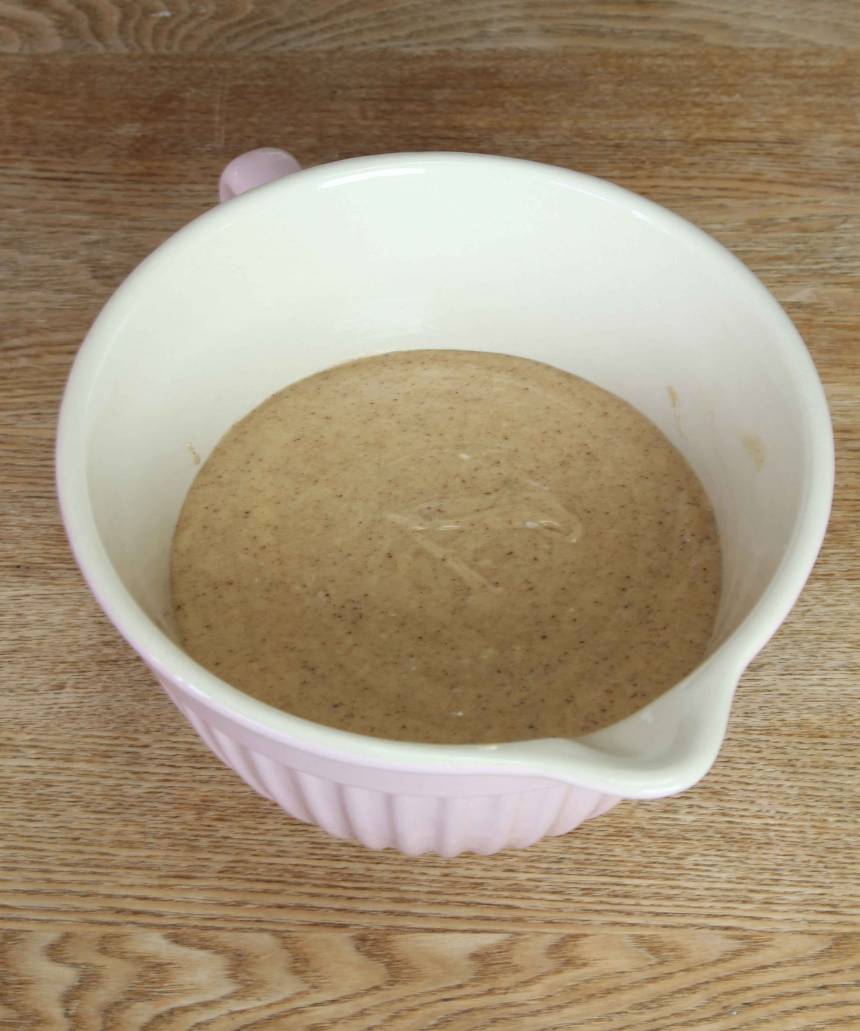 2. Vispa ägg och socker pösigt i en bunke. Tillsätt filmjölk, mjölk och vetemjölet blandat med bakpulvret och bikarbonaten. Rör snabbt ihop allt snabbt till en slät smet.