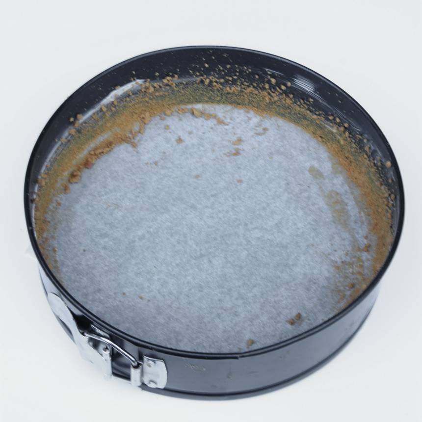 2. Smörj en form med löstagbar kant, 22–23 cm i diameter, med smör. Bröa den med söndersmulade pepparkakor.