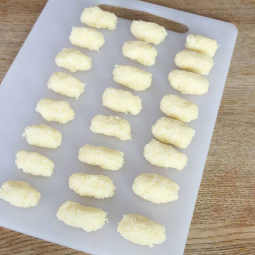 2. Rulla massan till fingertjocka längder, ca 4 cm, och lägg dem på en skärbräda i frysen i 30–60 min.