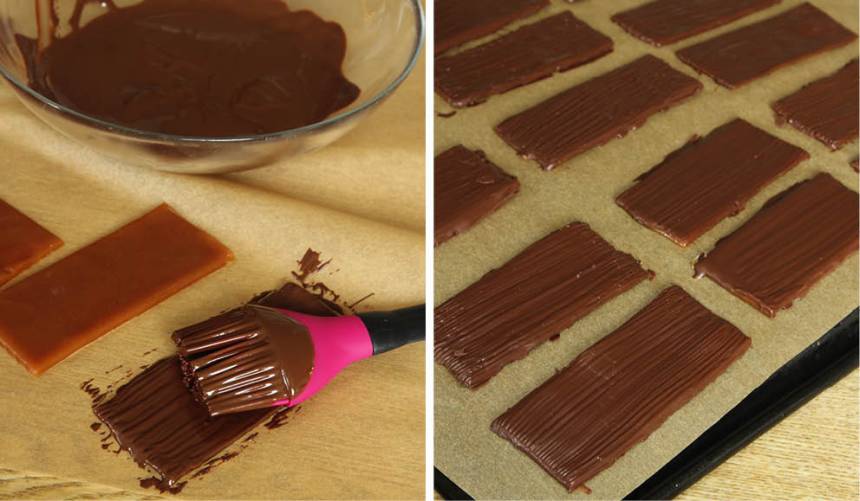 3. Smält chokladen över vattenbad och pensla den på Daimbitarna. Låt chokladen stelna i kylen en stund. Förvara Daimen i en burk med tätslutande lock i kylen.