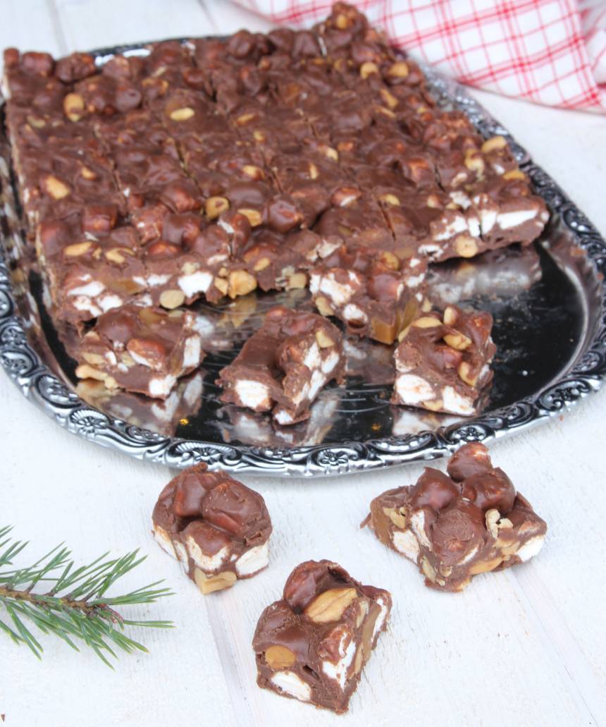 4. Skär chokladen i bitar med en vass kniv. Förvara godiset i en burk med tätslutande lock i kylen.