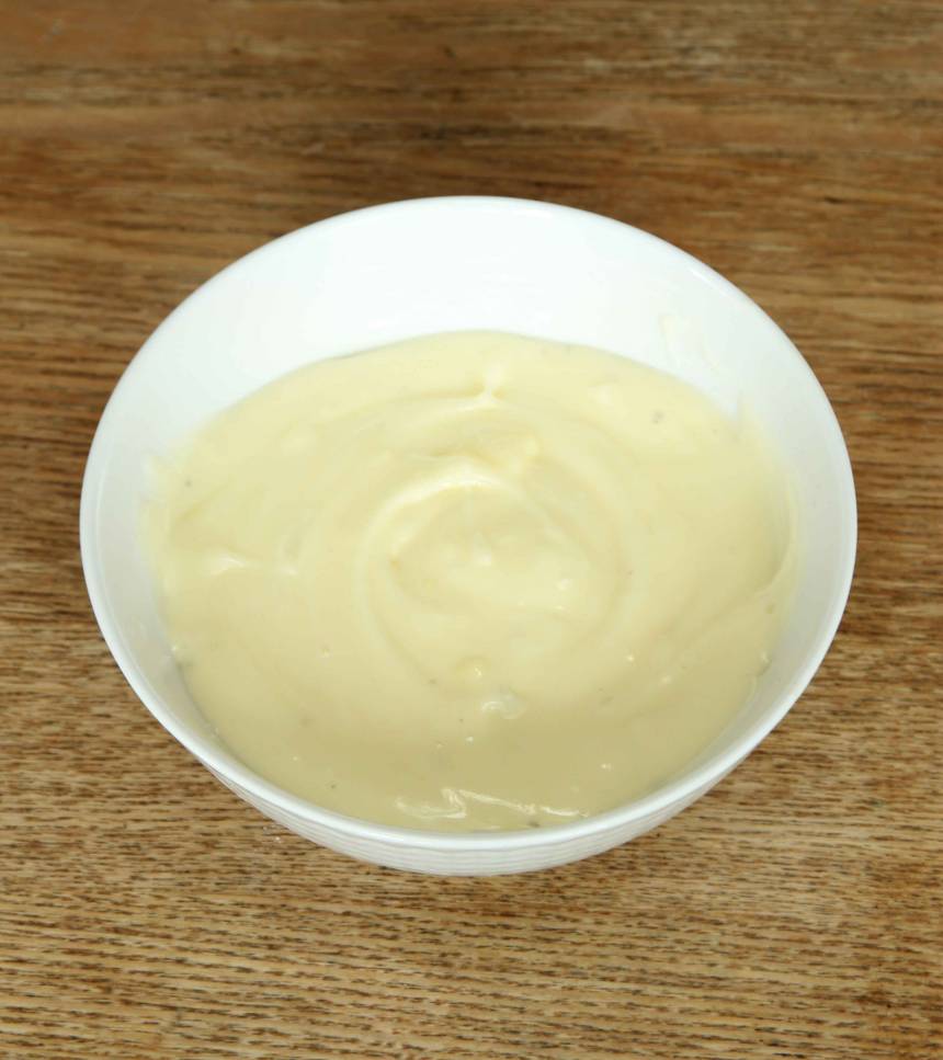 5. Frosting: Vispa färskost och smör smidigt med en elvisp. Rör ner florsocker och vaniljsocker. Bred ut frostingen på kakan. Garnera med några lingon.