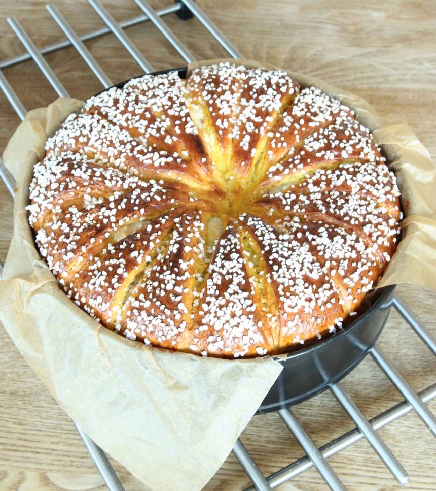 6. Grädda kransen längst ner i ugnen i 30–35 min. Sänk värmen till 200 grader efter halva tiden. Låt den svalna i formen.