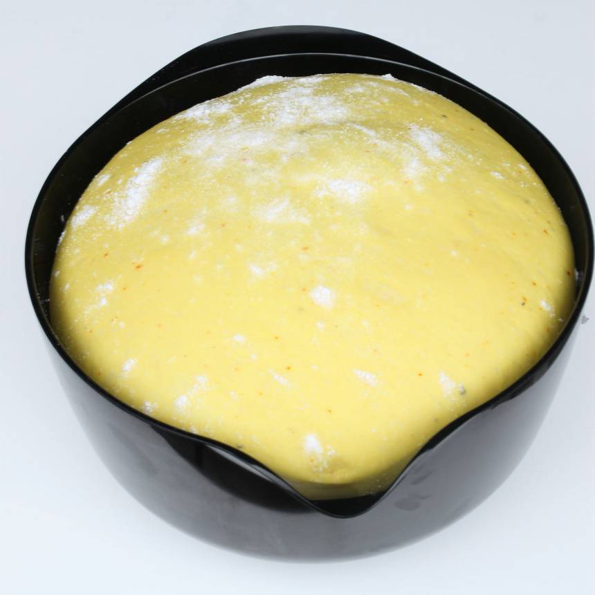 1. Stöt saffranet i en mortel tillsammans med 1 tsk socker. Blanda saffran och mjölk i en bunke. Smula ner jästen och rör om tills den lösts upp. Tillsätt ägg, salt, socker, smör, kardemumma och mjöl, lite i taget och blanda ihop allt till en smidig deg. Knåda degen kraftigt i några minuter. Låt den jäsa under bakduk i 50–60 min.