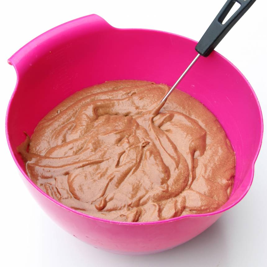 1. Sätt ugnen på 200 grader.
Vispa ägg och strösocker poröst i en bunke. Tillsätt resten av ingredienserna och blanda ihop allt till en slät smet.