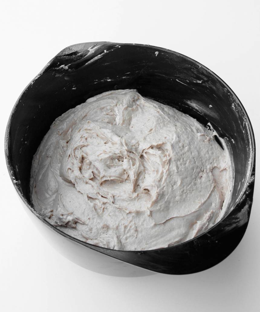 1. Sätt ugnen på 180 grader. Häll filmjölk, sirap och smör i en bunke. Blanda brödkrydda, salt, bikarbonat och rågsikt. Tillsätt det i filmjölksblandningen och rör ihop allt till en kladdig deg.