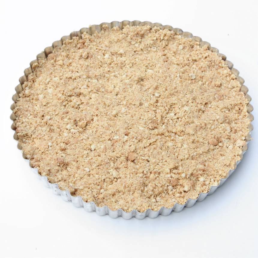 2. Tryck ut kaksmulorna i en pajform med löstagbar kant, 22–24 cm i diameter. Ställ den i frysen en stund så att smulorna stelnar.