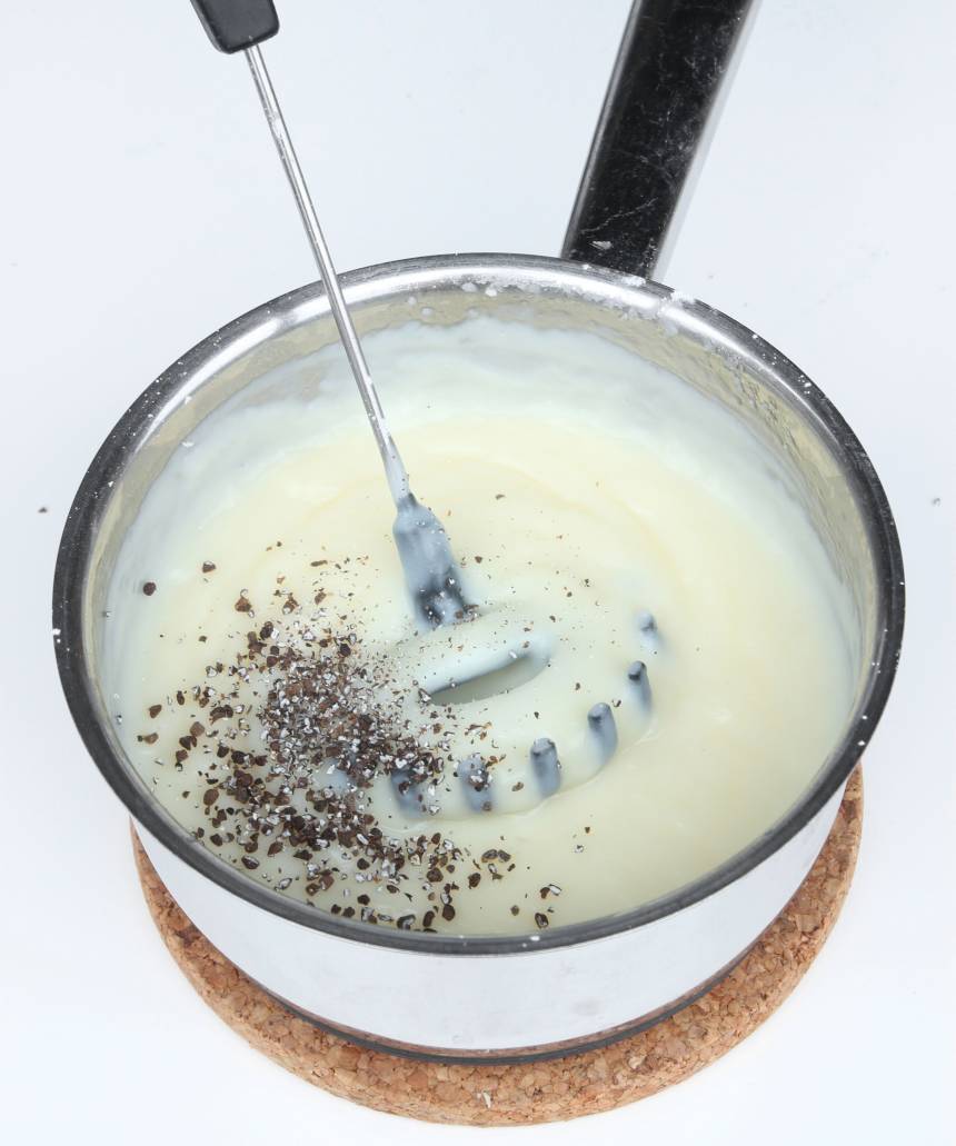 2. Vaniljkräm: Blanda ihop alla ingredienserna i en kastrull. Låt allt koka upp och låt det sjuda på medelvärme under ständig omrörning tills krämen tjocknat. Låt den kallna. Rör ner kardemummakärnorna.