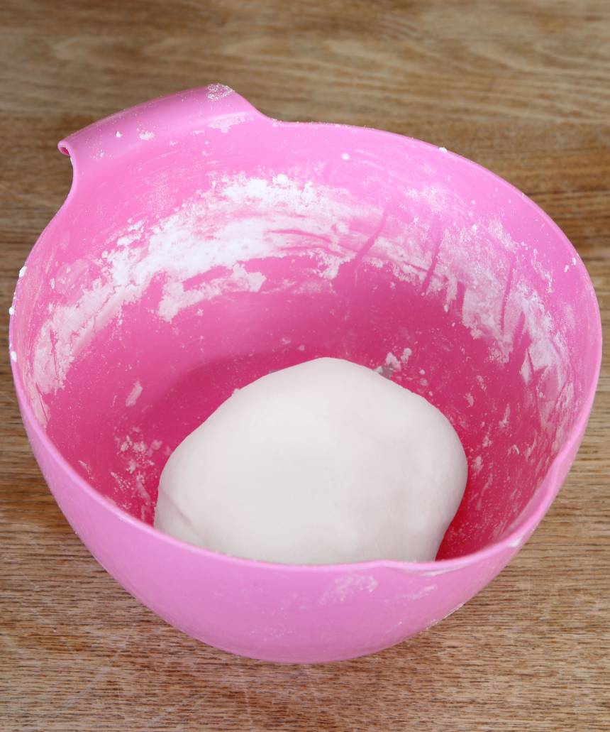 2. Tillsätt vanilj- och florsocker. Blanda ihop allt till en fast men smidig massa. Degen ska gå att kavla ut.
