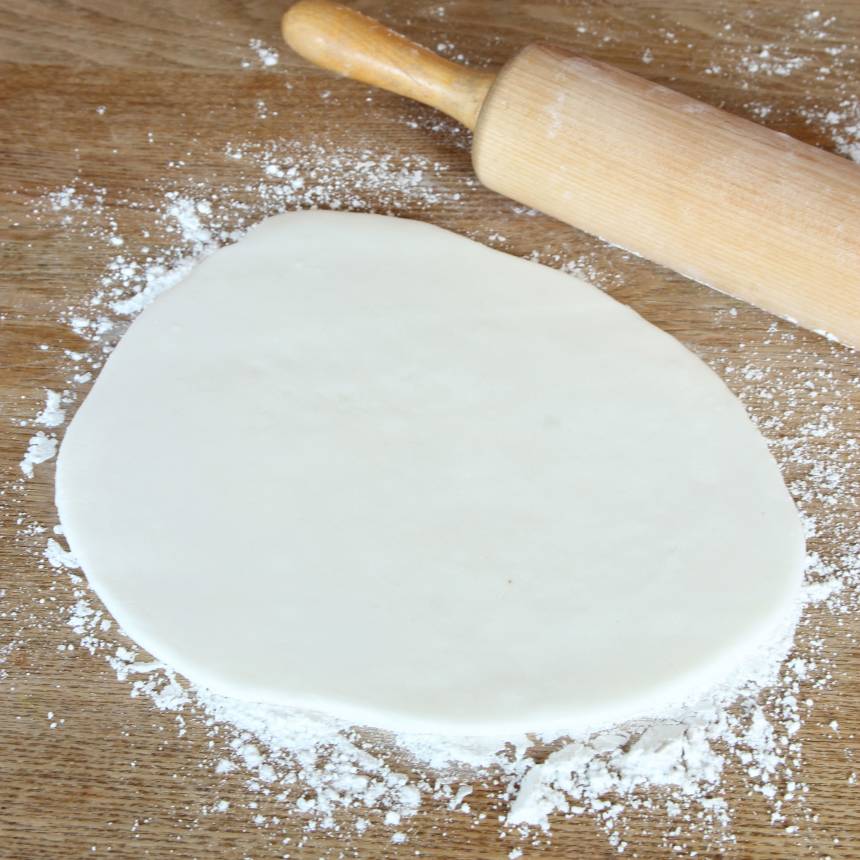 3. Strö florsocker på bakbordet och kavla ut massan, ca ¾ cm tjock. Gör den inte för tunn för då blir kakorna svåra att doppa i chokladen.