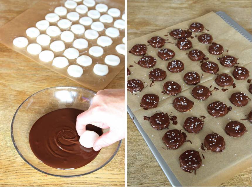 5. Smält chokladen över vattenbad. Doppa mintkakorna i chokladen och lägg dem på en skärbräda täckt med ett bakplåtspapper. Strö ev. över lite strössel. Låt chokladen stelna. Förvara dem i kylen i en burk med tätslutande lock.
