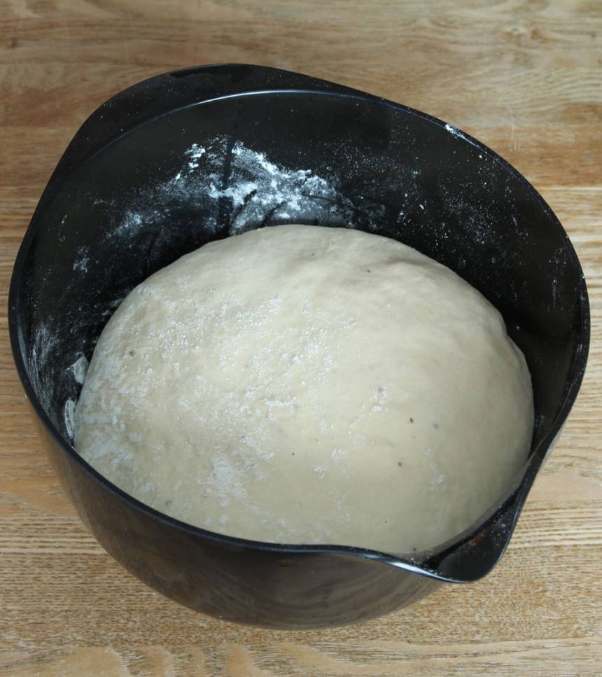 1. Smula jästen i en bunke. Tillsätt mjölk och rör tills jästen lösts upp. Tillsätt ägg, strösocker, salt, kardemumma, smör och vetemjöl, lite i taget. Rör ihop allt till en smidig deg och knåda den kraftigt i några minuter. Låt degen jäsa under bakduk i ca 50 min.
