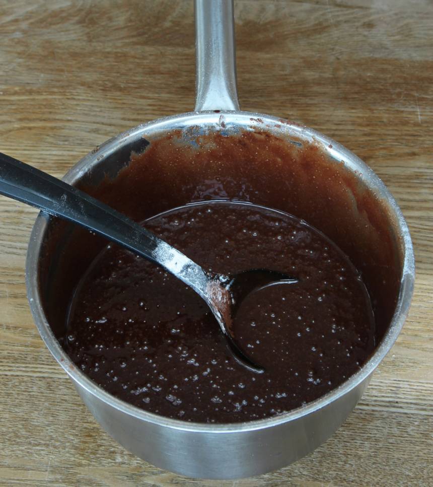 1. Sätt ugnen på 180 grader.
Smält smöret i en kastrull. Tillsätt resten av ingredienserna och blanda snabbt ihop allt till en slät smet.