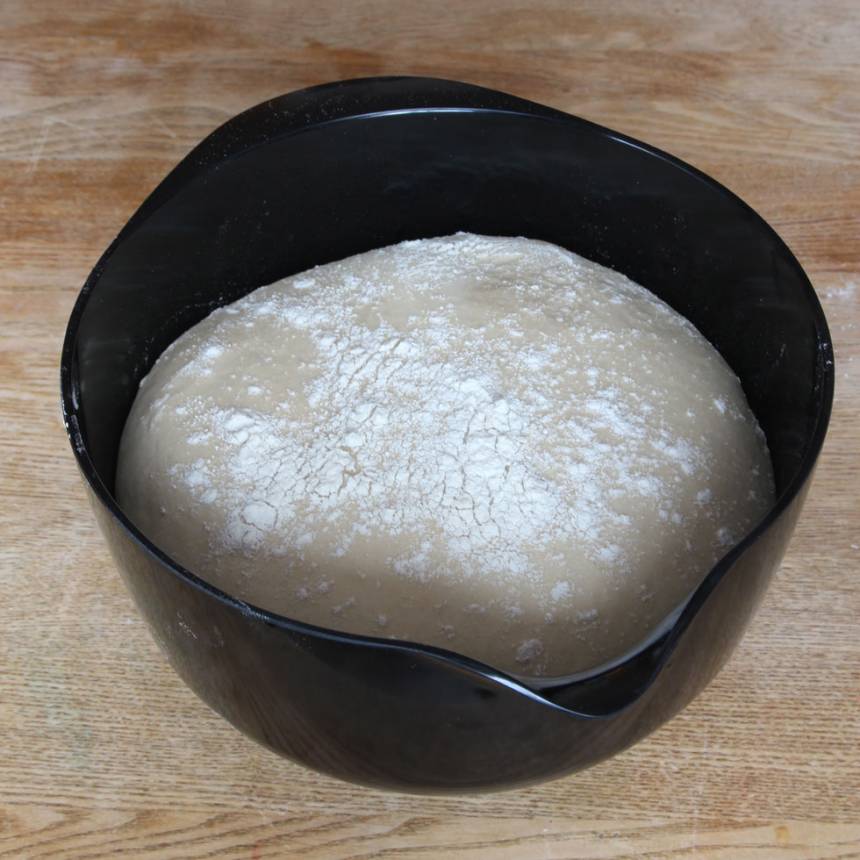 1. Smula ner jästen i en bunke och lös upp den med mjölken. Tillsätt smör, sirap, salt, rågsikt och vetemjöl lite i taget. Knåda ihop allt till en smidig deg. Låt degen jäsa under bakduk i 50–60 min.