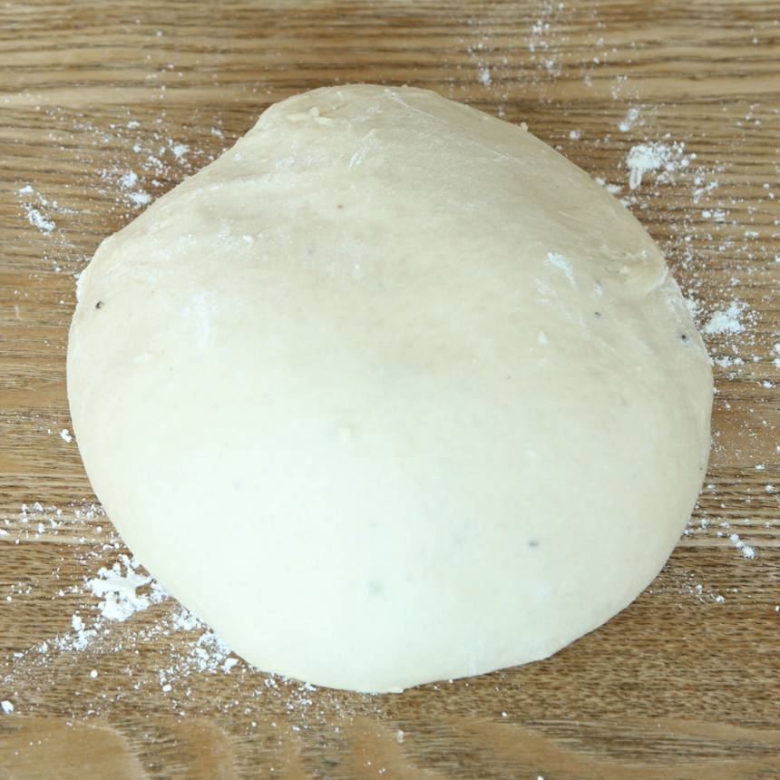 1. Smula jästen i en bunke. Tillsätt mjölk och rör tills jästen lösts upp. Tillsätt ägg, strösocker, salt, kardemumma, smör och vetemjöl, lite i taget. Blanda ihop allt till en smidig deg och knåda den kraftigt i några minuter. Låt degen jäsa under bakduk i 50–60 min.