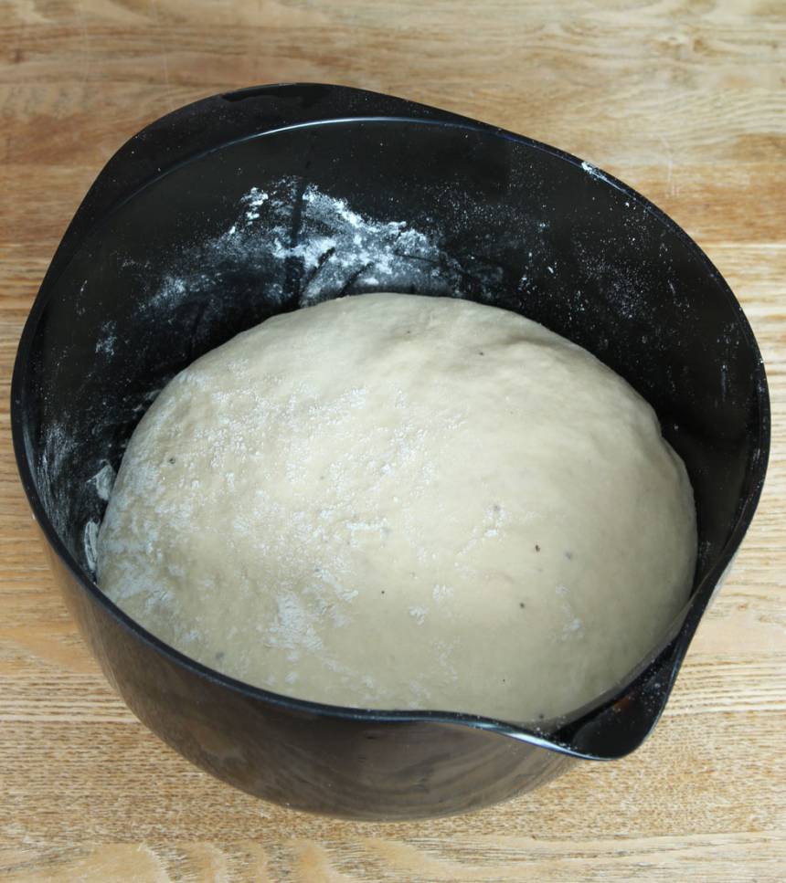 1. Smula jästen i en bunke. Tillsätt mjölk och rör om tills jästen lösts upp. Tillsätt ägg, strösocker, salt, kardemumma, smör och vetemjöl, lite i taget. Rör ihop allt till en smidig deg och knåda den kraftigt i några minuter. Låt degen jäsa under bakduk i ca 1 tim.
