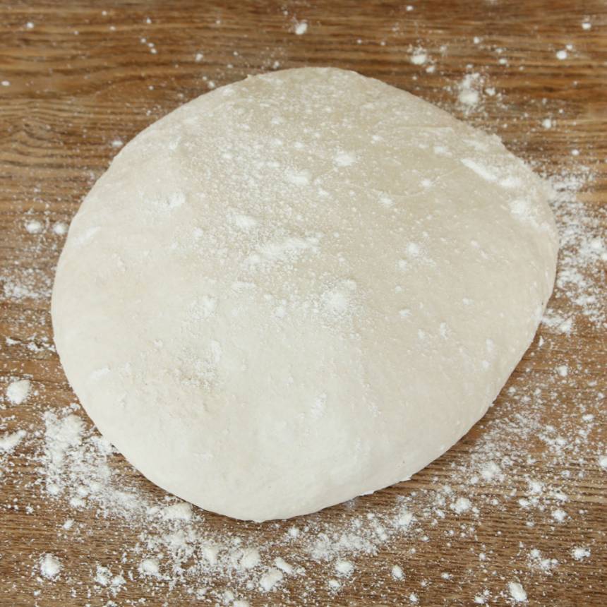 1. Smula jästen i en bunke. Tillsätt vatten och blanda tills jästen lösts upp. Tillsätt olja, salt och vetemjöl, lite i taget. Blanda ihop allt till en smidig deg och knåda den kraftigt i några minuter. Låt degen jäsa under bakduk i ca 50 min.