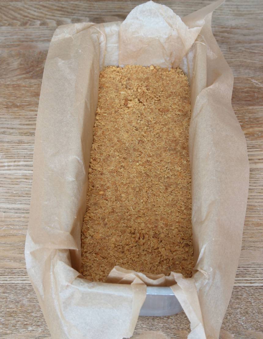 2. Tryck ut smuldegen i en limpform, ca 2 liter, klädd med bakplåtspapper. (En rund form 24–26 cm i diameter går också bra).