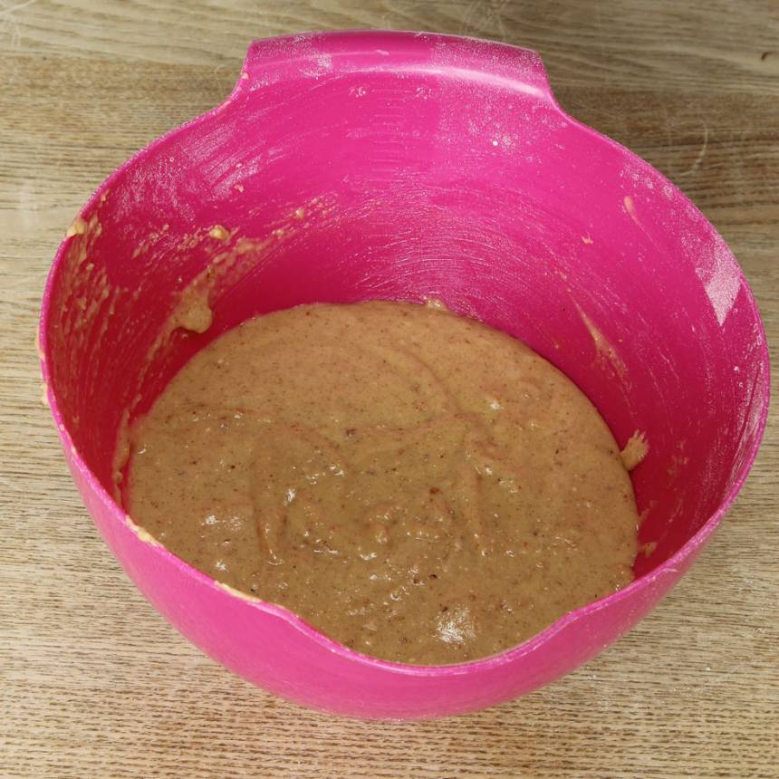 2. Vispa ägg och strösocker pösigt i en bunke. Tillsätt resten av ingredienserna och rör ihop allt till en slät smet.