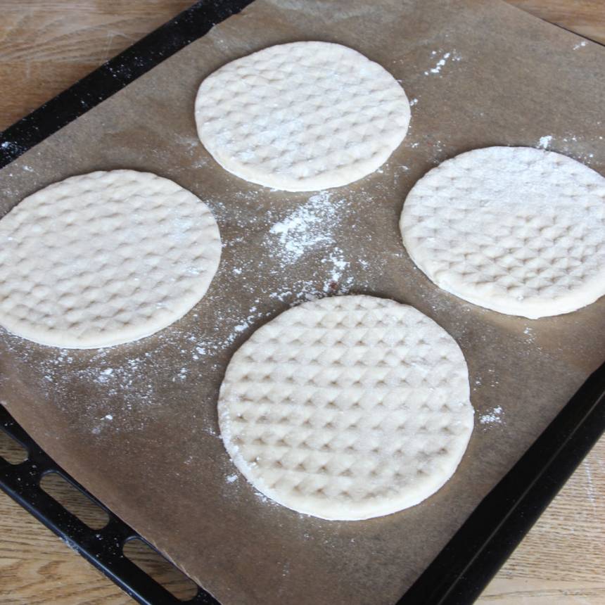 4. Lägg rundlarna på en plåt med bakplåtspapper. Låt dem jäsa under bakduk i ca 30 min. Sätt ugnen på 250 grader.