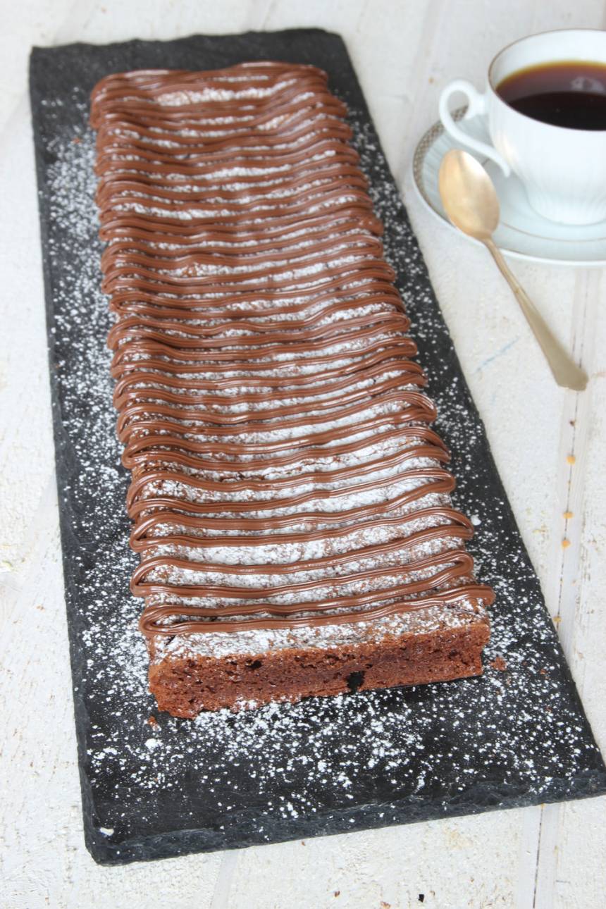 4. Pudra över florsocker före servering och spritsa eller ringla över Nutella. Värm Nutellan i mikron i några sekunder så är den lättare att ringla över.