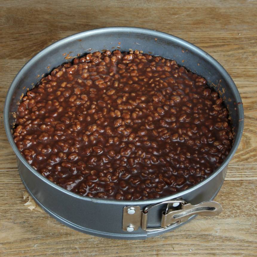 5. Låt chokladen svalna helt och stelna något innan du rör ner Rice Krispies. Om du rör ner flingorna för tidigt kan de bli sega av den blöta chokladen. Bred ut chokladkrispen på kladdkakan och låt den stelna helt. Skär kakan i bitar med en vass kniv.