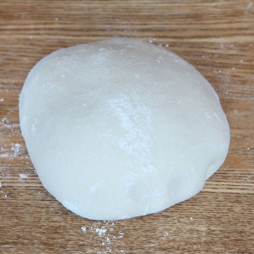 1. Smula ner jästen i en bunke. Tillsätt vatten, olivolja och salt (eventuell honung) och vetemjöl, lite i taget. Knåda degen kraftigt i några minuter så att glutentrådarna blir starka.