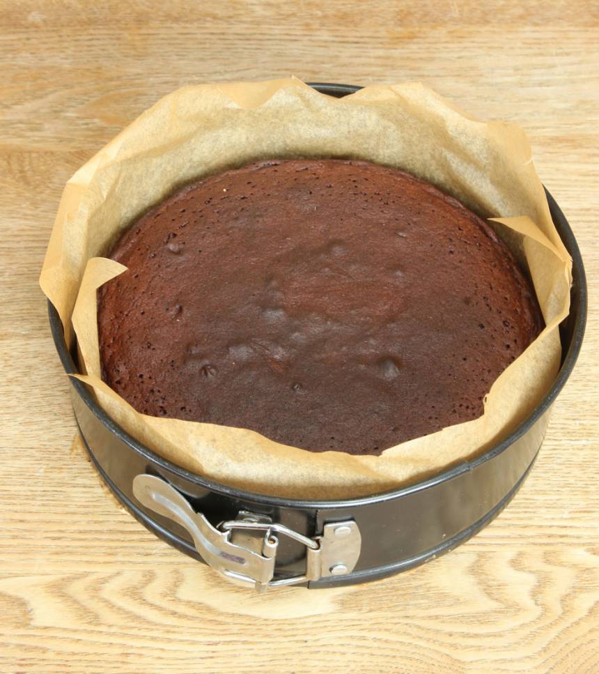 3. Grädda kakan mitt i ugnen i 25–30 min beroende på hur kladdig du vill ha den. Den bör vara fast men lite lätt kladdig i mitten. Låt den kallna i formen.