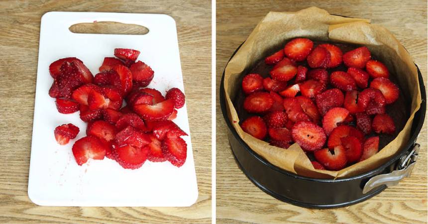 4. Skär jordgubbarna i småbitar och lägg ut dem på chokladbottnen.
