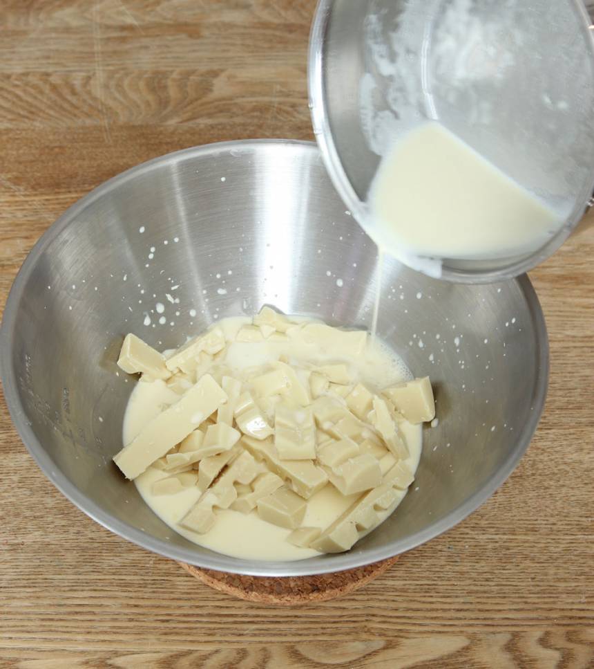 5. Vit chokladmousse: Koka upp grädden i en kastrull. Häll den över chokladen i en skål och rör om till en slät smet.