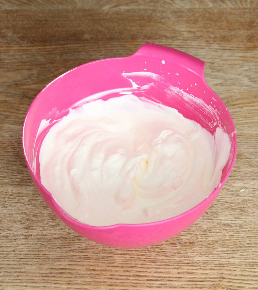 7. Vispa grädden lätt fluffig, men vispa inte för hårt.