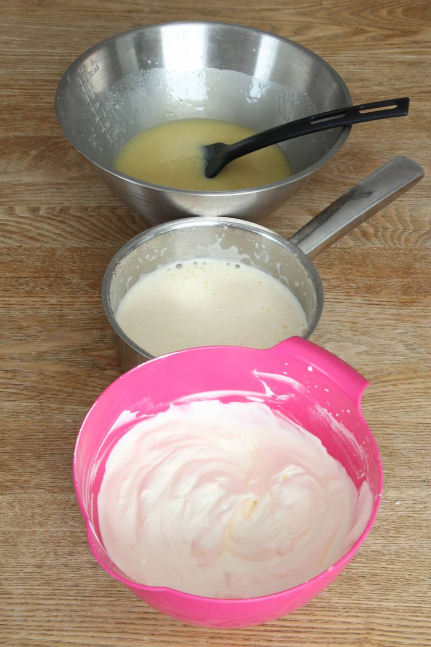 8. Rör försiktigt ihop de tre olika smetarna till en mousse i en bunke.