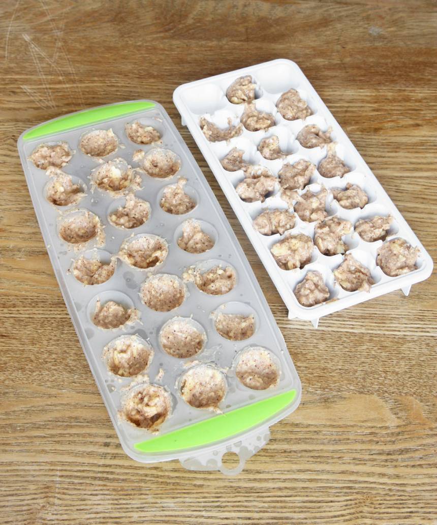 1. Fyllning: Rör ihop alla ingredienserna i en skål. Klicka ut ca 40 lika stora högar på en tallrik eller skärbräda. Ställ den i frysen i 1–2 timmar så att bitarna blir frysta.
