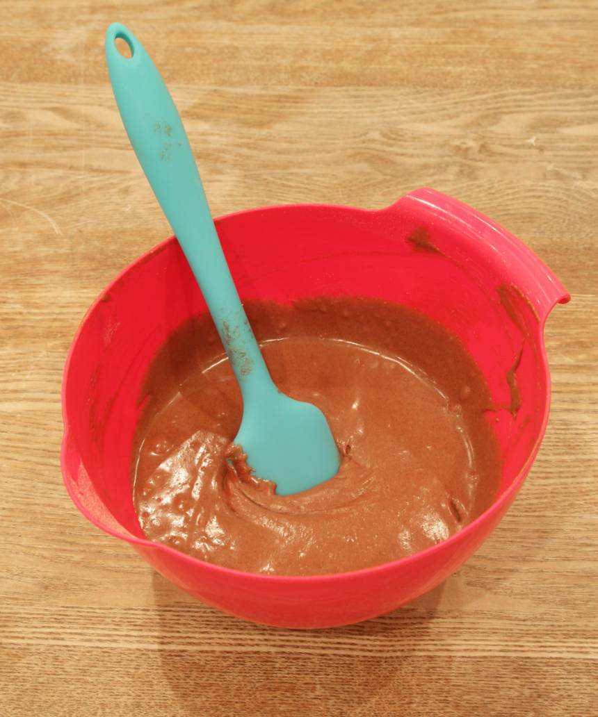 1. Sätt ugnen på 180 grader. Vispa ägg och strösocker fluffigt i en bunke. Tillsätt vaniljsocker, kaffe och smör. Blanda kakao, salt bakpulver och vetemjöl och rör ner det i smeten. Blanda ihop allt till en slät smet.