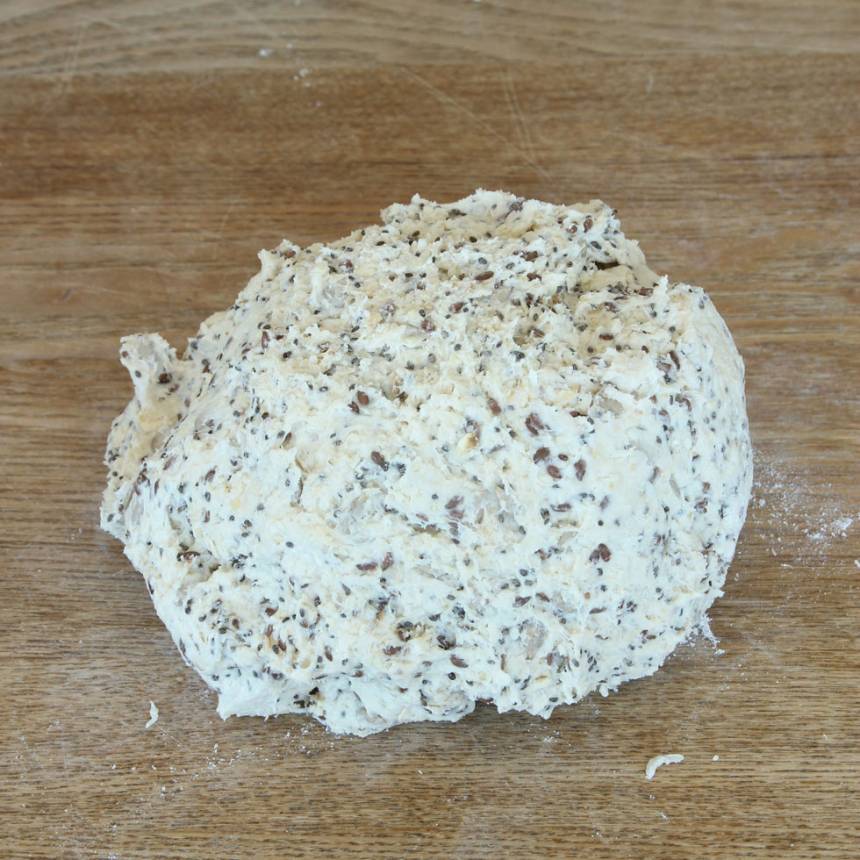 1. Sätt ugnen på 250 grader. Blanda bakpulver, salt, havregryn och vetemjöl i en bunke. Tillsätt smöret och nyp ihop det med mjölblandingen. Häll ner filmjölken och ost och bland ihop allt till en deg.
